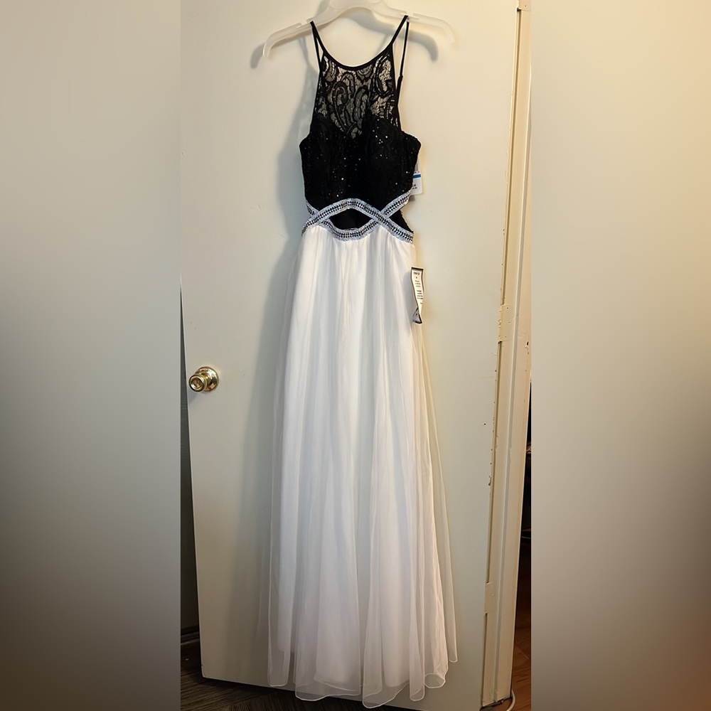 Speechless Flare Center Cut-Out Maxi Gown 🔥NWT🔥 Price Dropped!